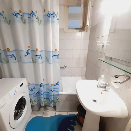 Livi Merevfalu Kerti Medencevel *