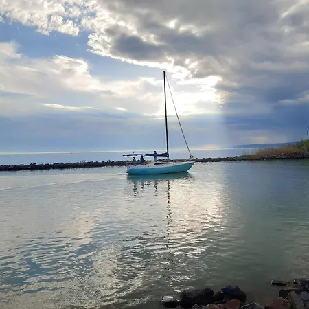 Livi Merevfalu Kerti Medencevel アパート