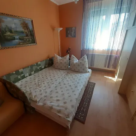 Livi Merevfalu Kerti Medencevel 아파트 *