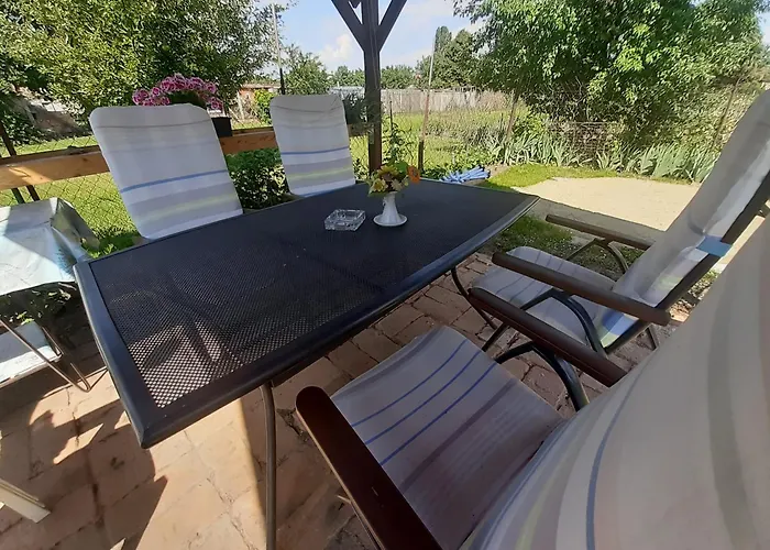 Livi Merevfalu Kerti Medencevel アパート