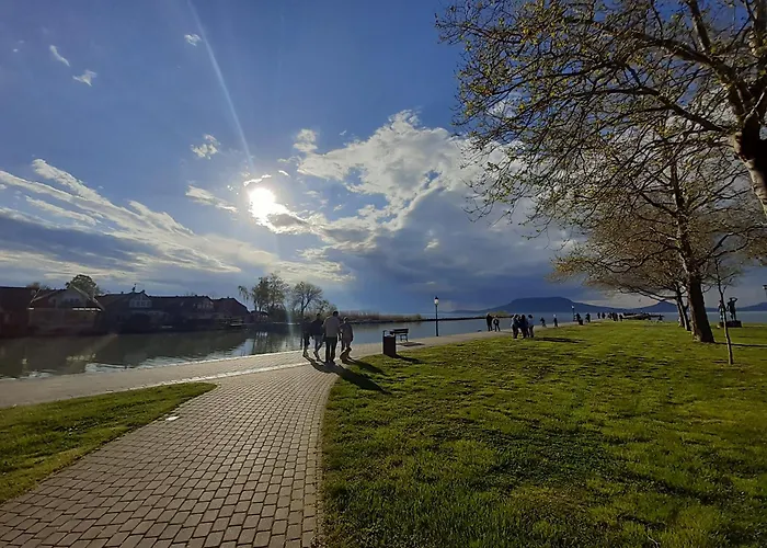 Livi Merevfalu Kerti Medencevel *